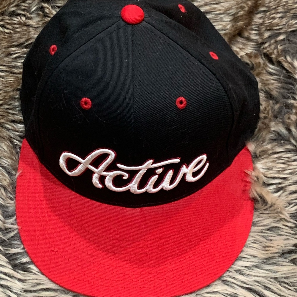Active snap back hat, black and red List NWT